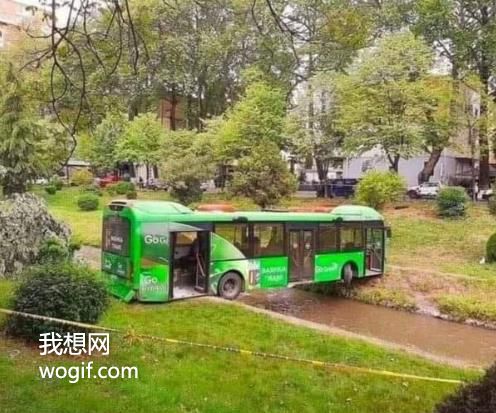 國(guó)外成本幾千塊的“橋”——公交車