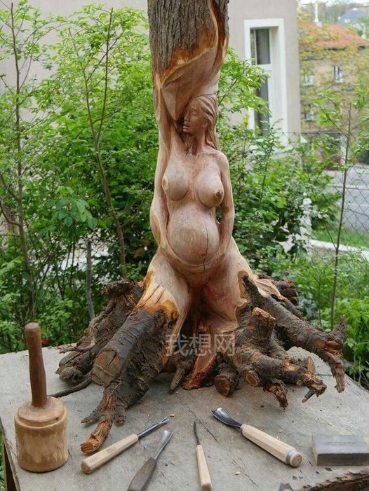 神奇圖片：把大樹(shù)雕刻成孕婦雕像，賦予新的生命