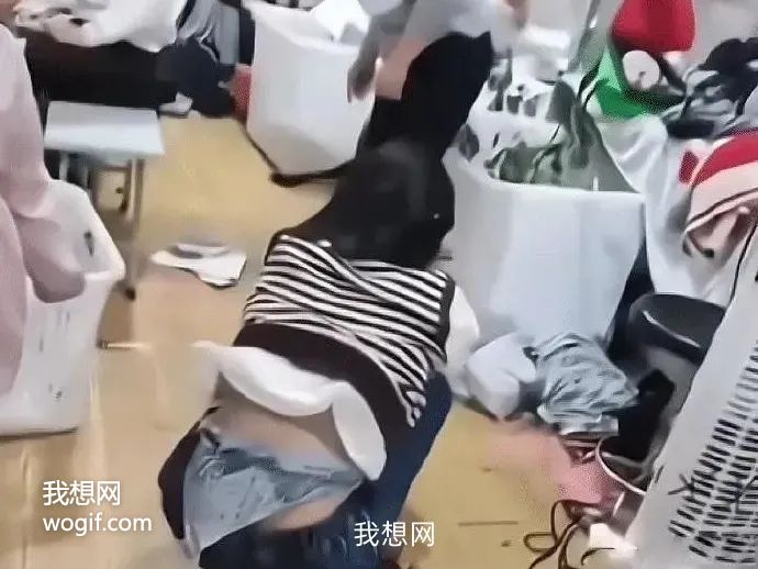 3.女同事打架，內(nèi)褲拽成丁字褲，沒法幫忙（2024年搞笑圖片）